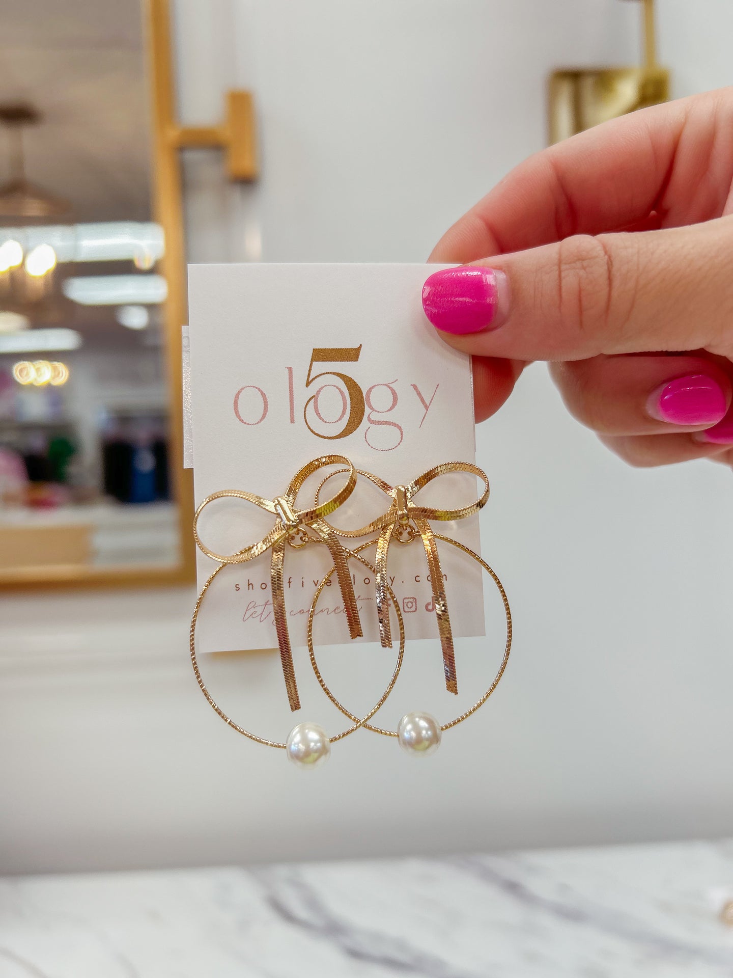 Bow & Pearl Round Earring