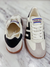 Load image into Gallery viewer, Back70 Sneaker White/Black
